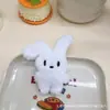 Lindo peluche de dibujos animados conejo de orejas rojas muñeco colgante broche bolsa zapato accesorio de ropa accesorio de juguete de peluche de conejo