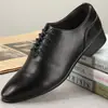 Zapatos de cuero de punta para hombre, nuevos, transpirables, estilo británico, para primavera y verano. Zapatos casuales de negocios blancos. Zapatos de boda coreanos. Entrega en una sola pieza.