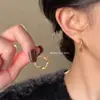 Pendientes de Aguja Anillo de Mobius Chapados en Plata con Baño de Oro de 14K, Modernos y Sofisticados, Diseño Sencillo de Giro, Versátiles para el Trabajo, Pendientes de Fábrica