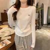 Camiseta básica de manga larga con cuello redondo bordado gris estilo coreano para mujer, primavera, otoño e invierno, ropa interior, top de algodón plisado ajustado