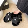 Chinelos florais de cetim da moda, novo estilo 2026, chinelos de sola macia para interior e exterior, de pelúcia e quentes, chinelos de algodão de uma tira
