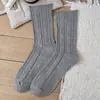 Meias simples listradas de comprimento médio para mulheres, perfeitas para o início do outono, criando um visual descontraído e confortável, adequadas para sandálias Birkenstock, com punhos elásticos e design sem costura, atacado