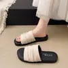 Sandalias de verano para mujer al aire libre estilo Chanel, nuevo modelo 2026, exquisitas y sencillas, con pliegues, punta abierta, planas para vacaciones en la playa