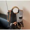 Bolsa de Lona Transfronteiriça Feminina Grande Capacidade 2025 Novo Verão Versátil Costura em Cores Contrastantes Bolsa Transversal Bolsa Balde de Alta Qualidade