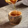 Tazón del TesoroYixing Zisha Taza de Maestro Taza de Té con Diseño Grabado de Peces Saltando a Través de Flores para Atraer Riqueza y Fortuna