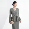 Top de cárdigan tejido, estilo elegante y suave, cuello en V, mangas largas, diseño que ciñe la cintura, bajo con volantes, estiloso y chic, camiseta inspirada en Miyake