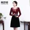 Chen Miao Yan Otoño Nuevo Vestido Bordado Vestido de Madre Manga Larga Terciopelo Dorado Moda Ajustado Largo Medio Vestido Mujer
