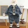 Conjunto de Tres Piezas de Mezclilla con Letras Nuevo para Niños Primavera 2026 Elegante Casual Otoño Moda Infantil Manga Larga
