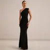 Nuevo vestido de noche liso y elegante de Amazon para venta transfronteriza, vestido de un solo hombro, vestido largo de sirena ajustado, sexy y moderno