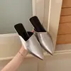 Mules vintage de estilo femenino para talla grande, punta fina, nuevo modelo de verano para uso en exteriores, punta cerrada, tacón grueso, mules slip-on versátiles