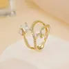 Anillo de Luz de Zirconia Incrustada en Oro Real Chapado en Cobre Transfronterizo Europeo y Americano Lujo Ligero Sensación de Alta Gama Anillo para el Dedo Joyería de Mano Versátil Fabricante Venta al por Mayor en Stock