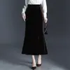 Falda de terciopelo estilo sirena para mujer, nuevo estilo otoño e invierno 2026, de cintura alta, elegante, adelgazante, adecuada para ir al trabajo, ajustada a la cadera, falda de moda