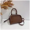 Bolsa de palha tecida 2026, mini bolsa concha patchwork estilo coreano, pode ser usada na transversal, versátil para o trajeto diário, bolsa de ombro de nicho