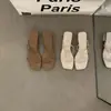 Primer Encuentro con las Nuevas Chanclas Retro de Tacón Grueso de la Temporada para Mujer, Adecuadas para Uso en Exteriores, Nuevo Estilo Francés de Verano 2026