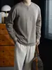Sudadera casual de algodón pesado agradable al tacto con cuello Henley clásico para primavera y otoño, camiseta versátil de manga larga de color liso de lujo simple para hombre