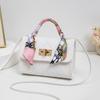 Bolso de Mano Versátil Nuevo 2025 para Mujer, Bolso Cuadrado Pequeño de Moda en Relieve, Bandolera Trendy, Bolso de Hombro Acolchado en Stock