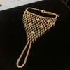 Anillo y pulsera con cadena integrada de borlas caladas europeas y americanas, pulsera de diseño único de nicho, accesorio de mano de moda resistente y exquisito