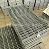 Painéis de grade de aço galvanizado por imersão a quente, painéis de grade de aço, degraus de plataforma, degraus de escada, painéis de grade de piso para drenagem, em estoque