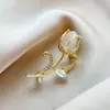 Broche Tulipa Vintage Estilo Francês com Strass Luxuosos e Design de Flor Olho de Gato, um Acessório Exquisito de Nicho para Casacos Femininos