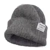 Gorro de tricô retrô com aplique de letra para outono e inverno para mulheres, afina o rosto, quente, protege as orelhas, versátil, adequado para cabeças grandes, moderno