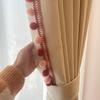 Crema antiarrugas finas estilo japonés sala de estar blanca dormitorio balcón mirador bola de pelo habitación infantil estilo niña lindo textura de cortina