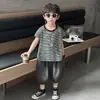 Conjunto de Verão para Meninos 2026 Novo Estiloso Colete Sem Manga Listrado Conjunto de Duas Peças para Meninos Roupas Casuais