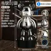 1 m Grande Ornamento de Chão Galvanizado Mochila de DJ Urso com Áudio Bluetooth ao Lado do Gabinete de TV da Sala Decoração de Villa