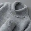 Suéter de punto de cuello alto para hombre, engrosado para otoño e invierno, nuevo estilo 2026, corte ajustado, capa interior cálida, tejido de punto de moda para hombre
