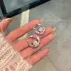 Aretes de aro de perla plateada, modelo popular nuevo, sensación de alta gama, aretes de diseño nicho de lujo ligero al por mayor