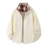 Chamarra de color liso con cuello alto de doble vista y detalle de cuello a cuadros tela ligera primavera y otoño unisex chamarra casual simple