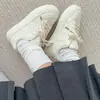 Zapatillas casuales cómodas populares para mujer, nuevas populares de otoño 2026, versátiles, de suela gruesa, que aumentan la altura, con cordones, ligeras