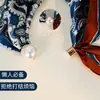 Bufanda Pequeña de Seda Estilo Nuevo con Hebilla Magnética Perezosa y Tacto de Alta Gama, Cadena de Perlas para Clavícula para Mujer, Bufanda Pequeña con Elemento de Carruaje de Lunares Paisley