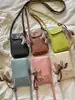 Bolsa de teléfono popular de cuero suave para mujer, nueva 2025, bolso pequeño vintage simple, bolso cuadrado mini casual para hombro
