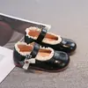 Zapatos de princesa de cuero rojos para niñas 2026 nuevos zapatos de primavera-verano para niños con suelas blandas y diseño antideslizante para niños pequeños