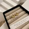 Brincos geométricos brilhantes minimalistas e sofisticados, design de nicho moderno e de luxo leve, acessórios de orelha irregulares, novos modelos de ear cuffs 2026
