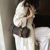 Bolso de mano retro de nicho para ir al trabajo, nuevo bolso de moda para mujer Otoño 2026, bolso de axila de gran capacidad versátil tipo almohada
