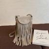 Bolsa para Celular de Camurça Fosca com Franjas Outono 2025 Moda Feminina Tendência Bolsa de Ombro Transversal de Camurça