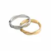 Anillo versátil de acero de titanio con diseño de onda retorcida estilo europeo y americano para mujer, anillo retorcido exquisito de nicho, accesorio moderno y sofisticado