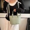 Bolsa de Grande Capacidade Feminina Verão 2025 Nova Moda Sensação de Alta Qualidade Bolsa de Ombro para Trabalho Combina com Tudo Bolsa de Axila Bolsa Balde
