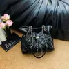 Bolso pequeño tipo cubo con cadena de patrón de rombos estilo Chanel para mujer, estilo coreano de otoño, lujo ligero, simple y elegante, bolso de hombro versátil