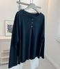 Camiseta Elegante de Nicho Estilo Coreano com Gola Henley de Botão e Manga Longa para Mulheres, Solta e Relaxada, Blusa Base Emagrecedora para Outono