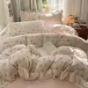Conjunto de cama de quatro peças em veludo de leite com renda estilo princesa, espessado para outono e inverno, incluindo uma capa de edredom e lençol, e um conjunto de cama de três peças em fleece de coral