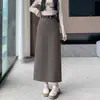 Foto real da nova saia lápis reta slim fit de outono, saia midi evasê, saia longa preta de comprimento médio de um passo