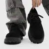 Botas derby transfronteiriças, nova coleção de outono, coturnos de cano baixo para homens, botas de trabalho retrô, com sola grossa, que aumentam a altura, respiráveis e feitas de camurça.