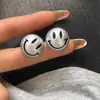 Brincos Redondos Novos Retro com Rosto Sorridente para Outono e Inverno para Mulheres com Tachos de Prata Estilosos de Nicho Pelúcia Elegantes Brincos Maillard para Mulheres