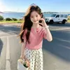 Conjunto de Verão Estilo Coreano para Meninas, Modelo Fino, Novo Estilo 2026, Top de Tricô Rosa de Manga Curta Estiloso e Muito Atraente com Calça de Bolinhas