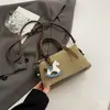 Bolso Boston de Alta Gama para Viajes Cotidianos, Bolso de Hombro Cruzado de Moda para Mujer, Nuevo Bolso de Mano Retro de Nicho Otoño e Invierno 2025