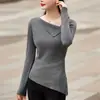 Procesamiento OEM, diseño irregular, camiseta base de punto de manga larga suave y acogedora para mujer, top interior adelgazante para primavera y otoño