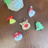Accesorios Navideños DIY Ropa Zapatos Bolsa Bufanda Muñeco de Algodón de Dibujos Animados Broche de Felpa Llavero Colgante Accesorios