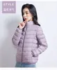 Mismo estilo que en el centro comercial, nueva chaqueta de mujer corta cálida para otoño e invierno con plumón de pato, ligera, moderna, con cuello alto